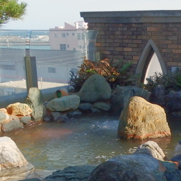 Ajigaura-onsen Nozomi Rocks bathtub in Open-air bath area