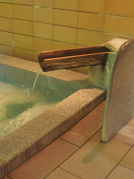 Oigami Onsen Yumotohanatei hot water spout in Takinoyu indoor bath