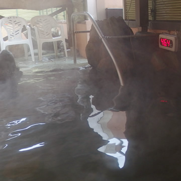 Hyakkannon-onsen Amidanoyu open-air bath (very hot bath)