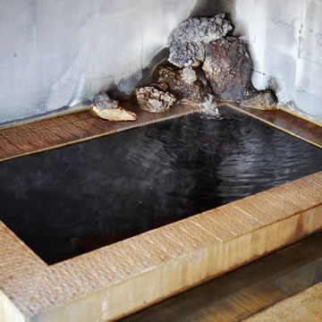 Kosuitei Sagawa bathtub in open-air bath