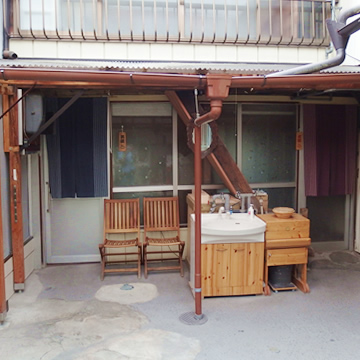 Yamato-onsen exterior view from the courtyard, Kamisuwa Onsen