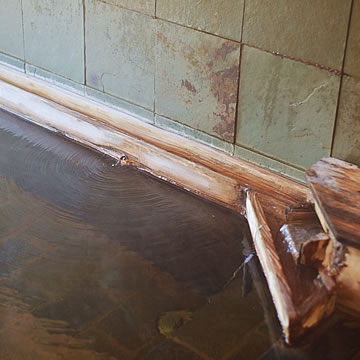 Senjunoyu, The hot water spout and wooden gutter