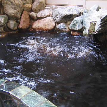 武蔵小山温泉清水湯露天風呂黒湯浴槽