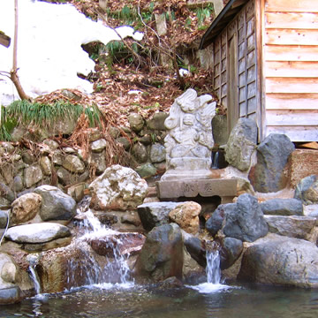 Kaikake Onsen Hot water spout in the open-air bath and the source