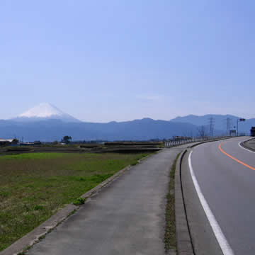 山梨韮崎旭バイパスから望む富士山