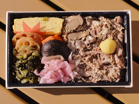 The whole of Marumasa's Seasonal scent Charcoal-grilled beef bento
