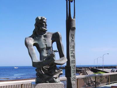 三浦按針の胸像と「日本初洋式帆船建造の地」モニュメント